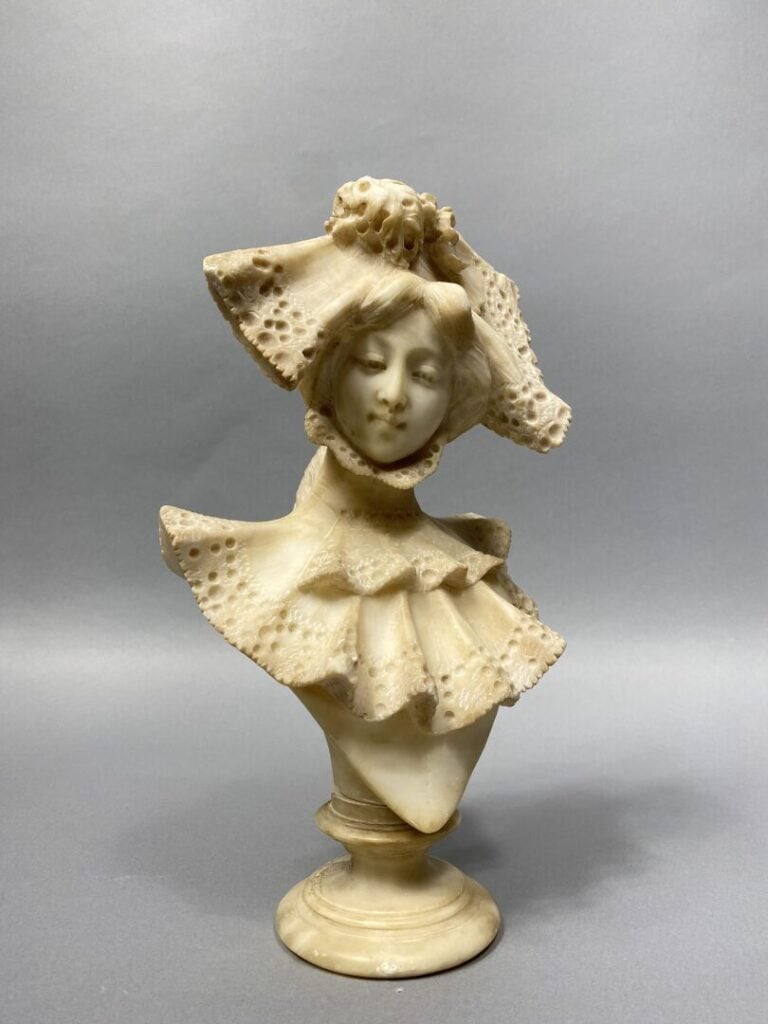 Girolamo MASINI (1840-c.1895) - Elégante à la coiffe - Buste en albâtre - Signé…
