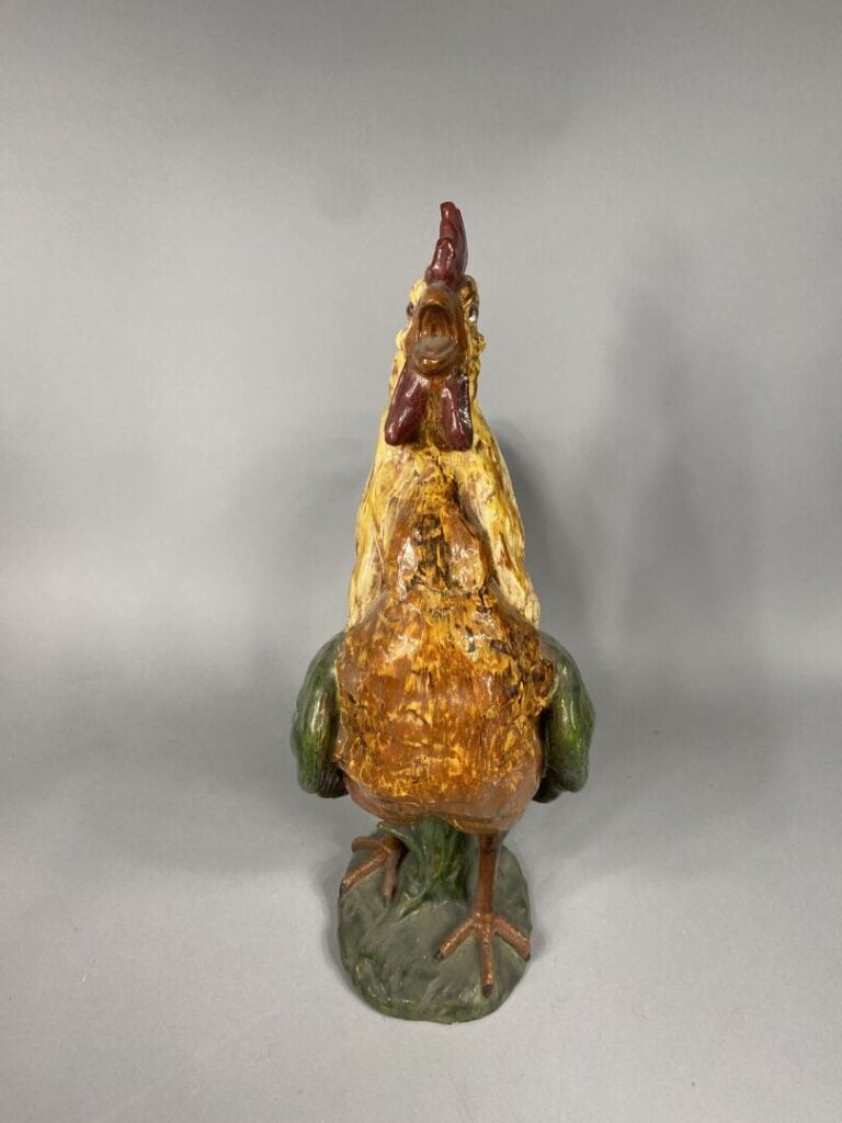 Grand coq en faïence émaillée polychrome représenté chantant le bec ouvert - H…