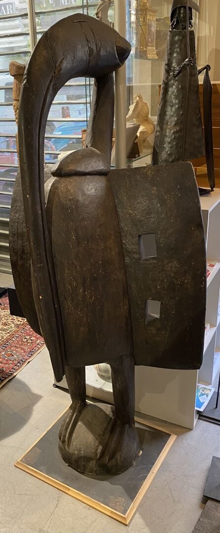Grande Calao aux ailes déployées, Côte d'Ivoire, patine noire - H : 164.5 cm -…