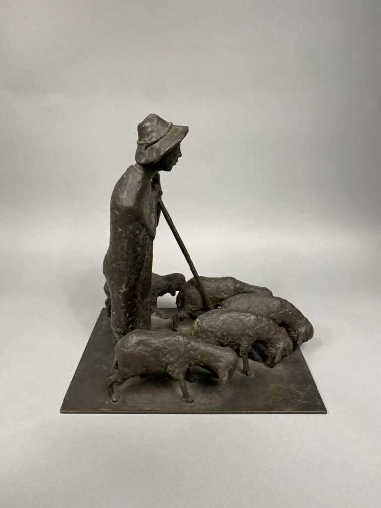 Groupe sculpté en bronze patiné représentant un berger et ses moutons - Porte u…