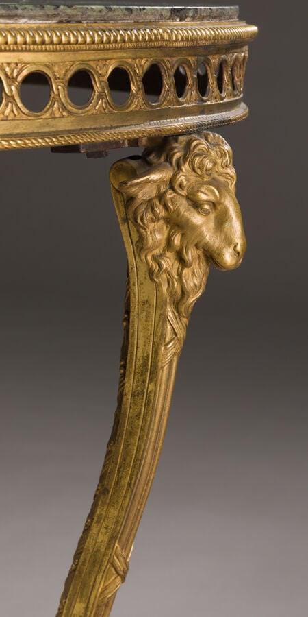 Guéridon circulaire en bronze ciselé doré posant sur trois pieds cambrés entret…