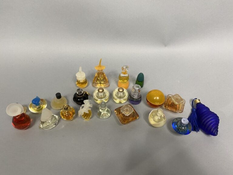 Important ensemble d'environ 90 miniatures de parfum comprenant: Poison de DIOR…