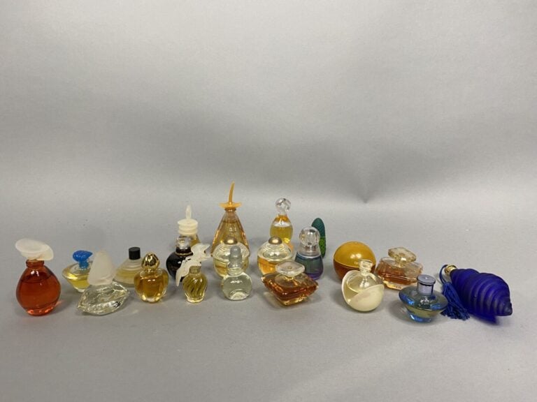 Important ensemble d'environ 90 miniatures de parfum comprenant: Poison de DIOR…