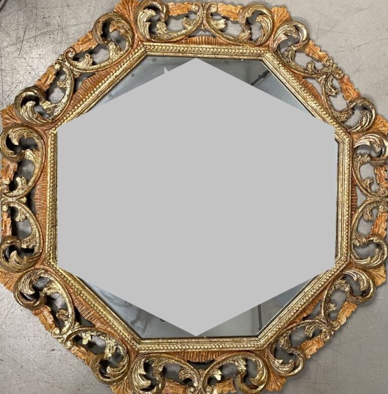 Important miroir octogonal en bois mouluré et sculpté, entourage ajouré à décor…