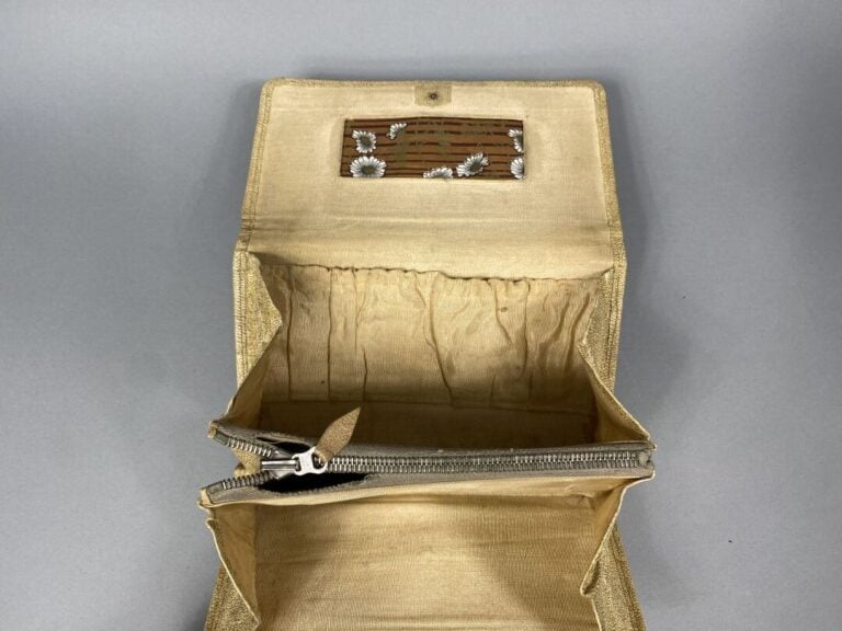 Japon, dans le goût - Porte-cartes et porte-monnaie ornés d'un décor de process…