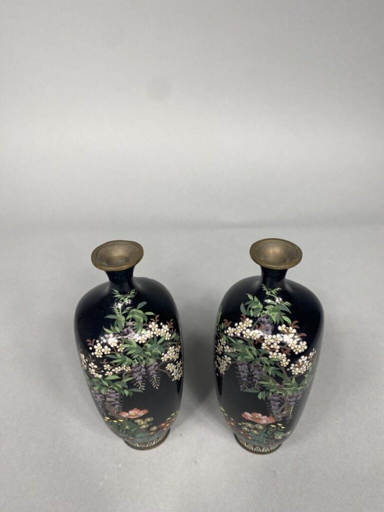 Japon - Paire de vases miniatures de forme balustre en émaux cloisonnés à décor…
