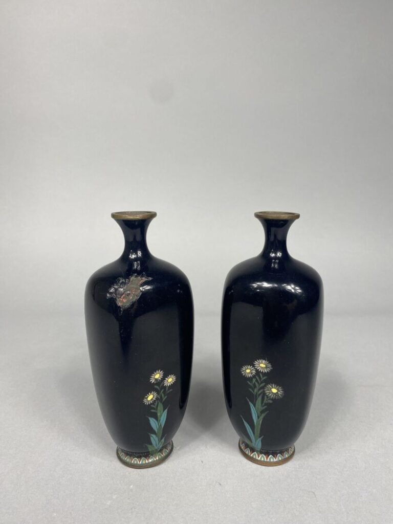 Japon - Paire de vases miniatures de forme balustre en émaux cloisonnés à décor…