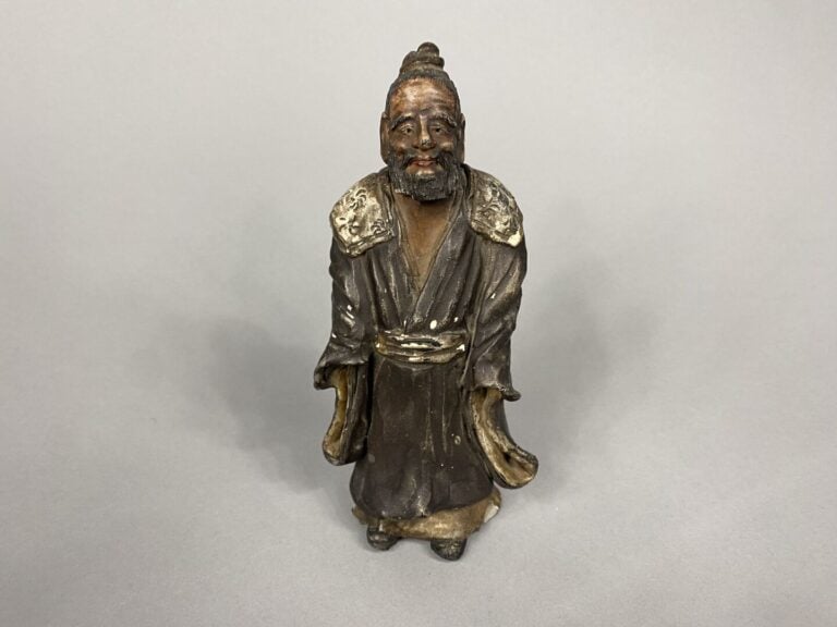 Japon - Sujet en porcelaine émaillée représentant un homme debout - Marque en d…