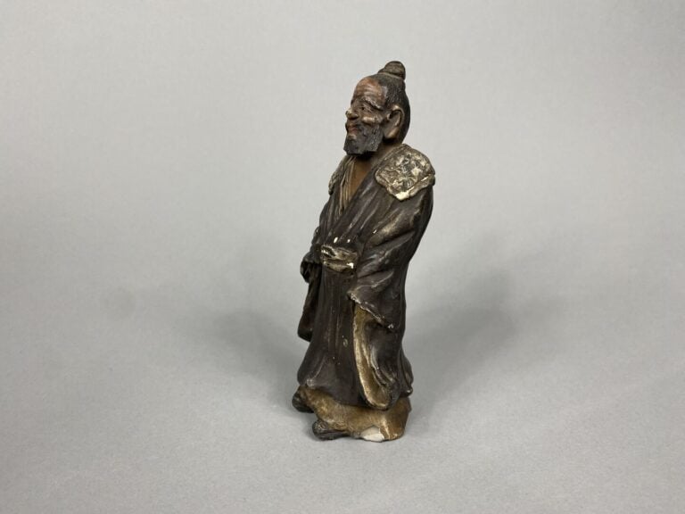 Japon - Sujet en porcelaine émaillée représentant un homme debout - Marque en d…