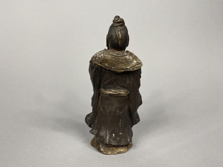 Japon - Sujet en porcelaine émaillée représentant un homme debout - Marque en d…