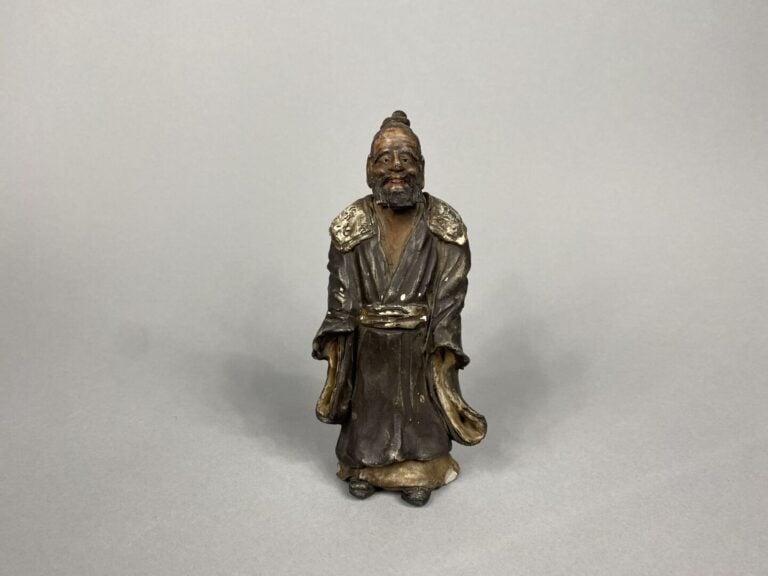 Japon - Sujet en porcelaine émaillée représentant un homme debout - Marque en d…