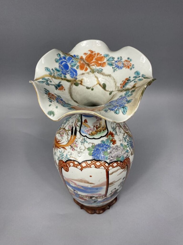 Japon - Vase balustre à col polylobé à décor de scènes animées dans des registr…