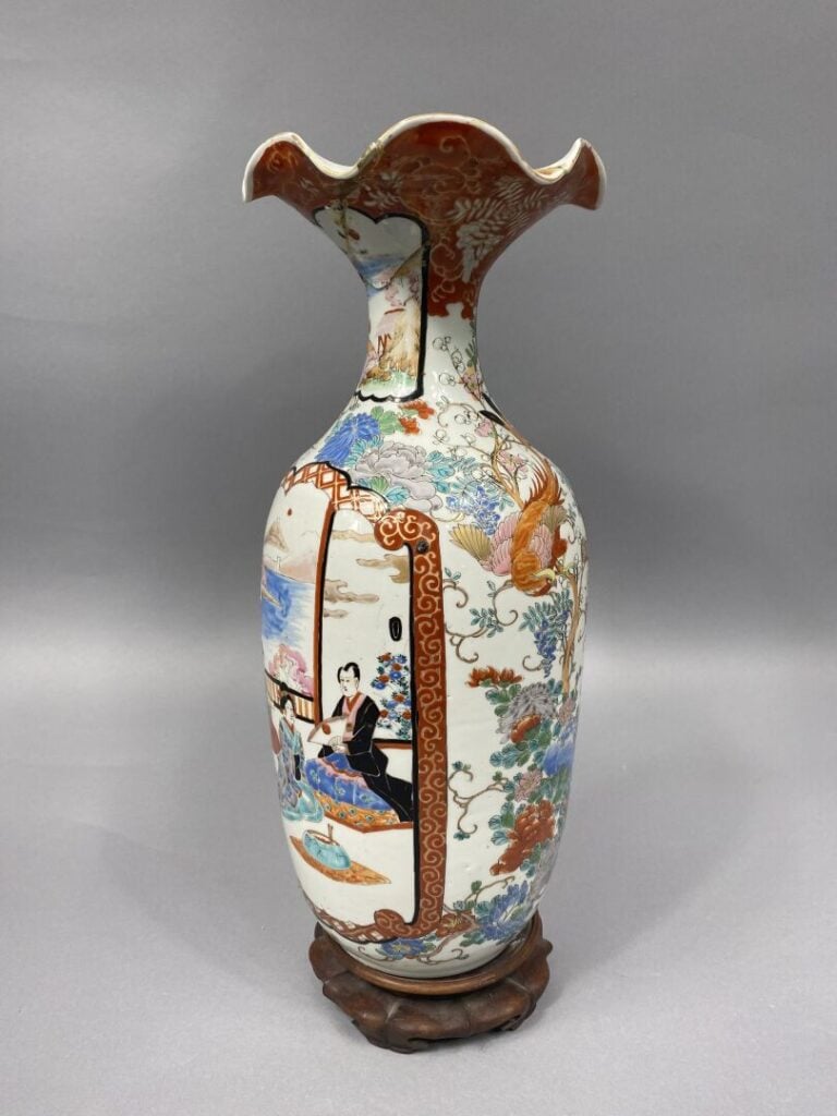 Japon - Vase balustre à col polylobé à décor de scènes animées dans des registr…