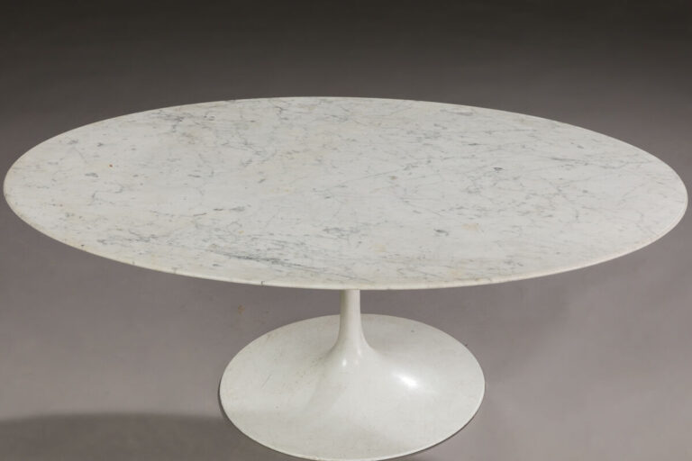 KNOLL (Dans le goût de) - Table basse de forme ovale en marbre blanc sur pied t…