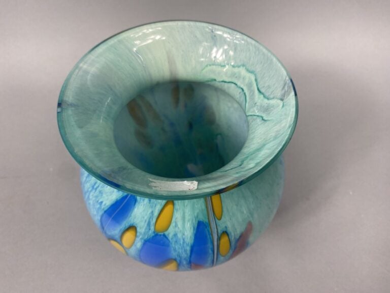 LA ROCHERE - Vase balustre à col évasé en verre soufflé à décor d'inclusions in…