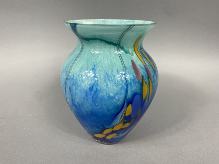 LA ROCHERE - Vase balustre à col évasé en verre soufflé à décor d'inclusions in…
