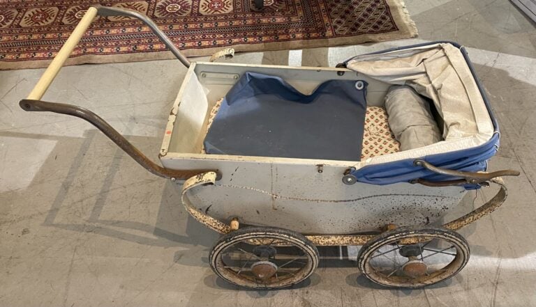 Landau en tôle peinte beige - 39 x 82 x 46 cm - (oxydations)