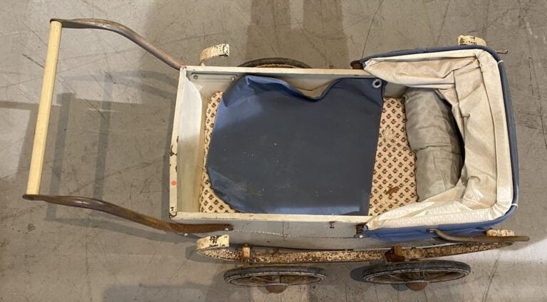 Landau en tôle peinte beige - 39 x 82 x 46 cm - (oxydations)