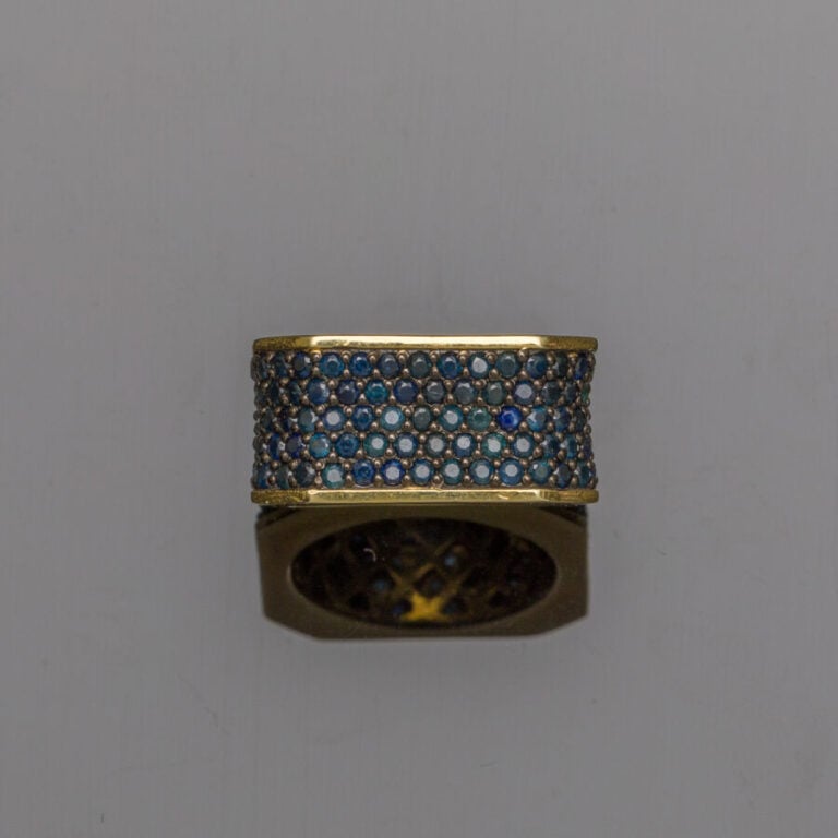 Large BAGUE « écrou » en vermeil et argent noirci (min. 800‰) pavé de saphirs.…