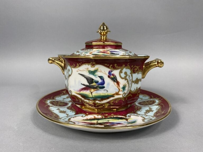 LE TALLEC à Paris - Pot couvert et son plat en porcelaine émaillée à décor d'oi…