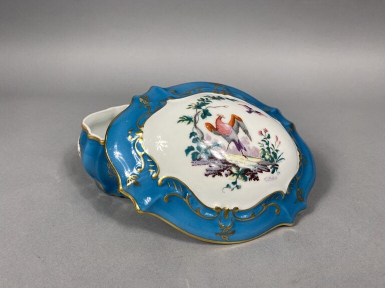 LE TALLEC à Paris - Pot couvert et son plat en porcelaine émaillée à décor d'oi…