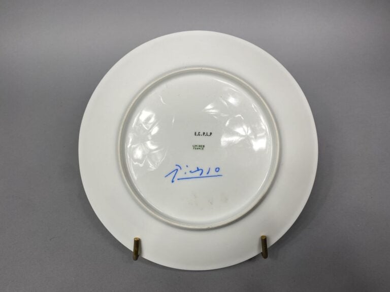 LIMOGES, d'après Pablo PICASSO - Colombe - Assiette en porcelaine - Diam : 24 c…