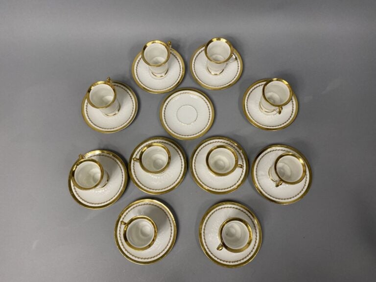 LIMOGES - Service à café en porcelaine blanche à décor de frise et filet doré c…