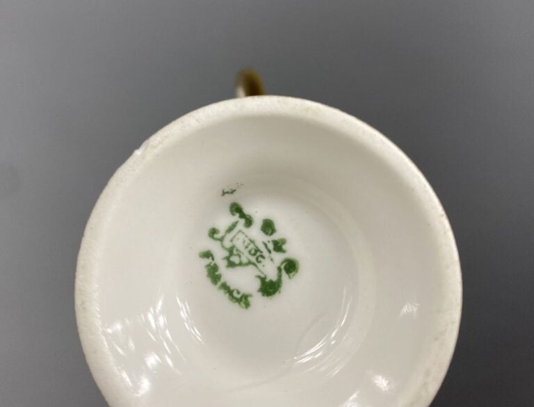LIMOGES - Service à café en porcelaine blanche à décor de frise et filet doré c…