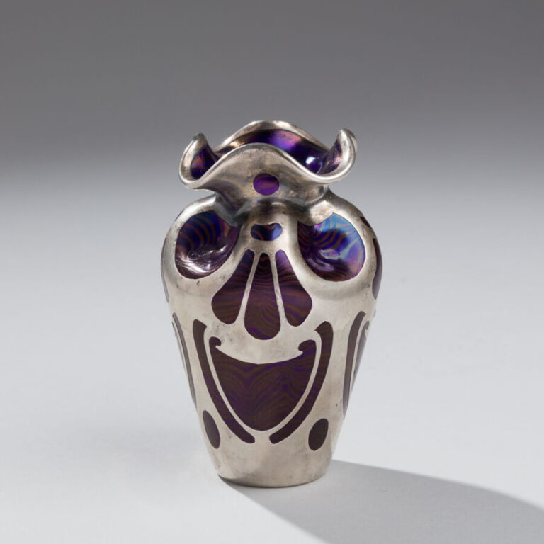 LOETZ Johann (1848-1933) - Vase de forme balustre en verre violet irisé à décor…