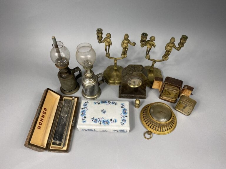 Lot comprenant une paire de bougeoirs, pendulette borne, pendulette de voyage,…