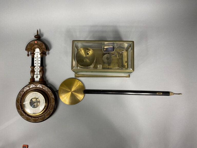 Lot d'instruments de mesure comprenant baromètre, instrument permettant de mesu…
