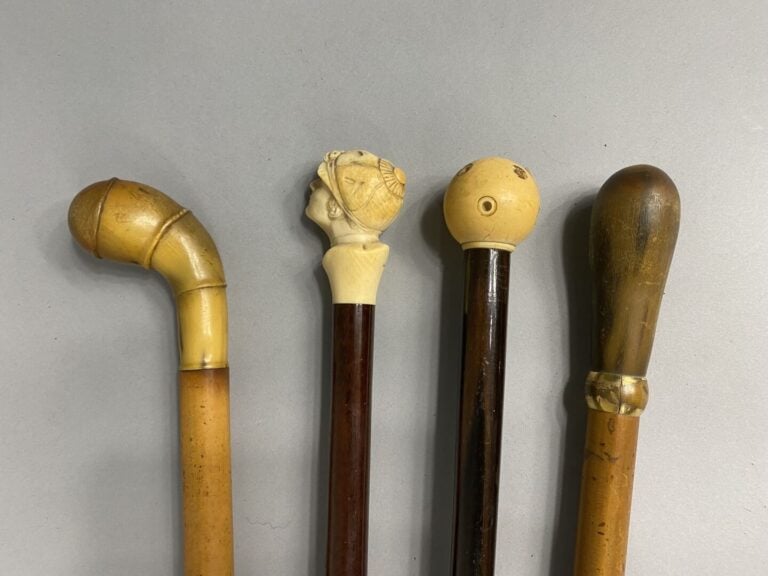 Lot de cannes et parapluies divers, pommeaux sculptés en corne, os ou compositi…