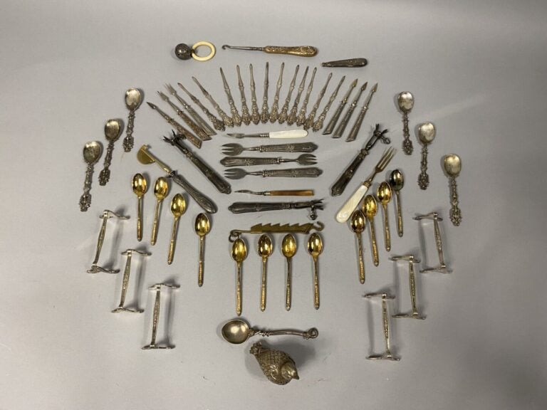 Lot de couverts dépareillés en métal argenté divers, couteaux avec manche en na…