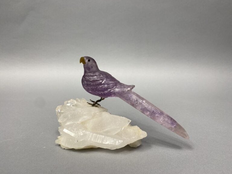 Lot de deux sujets en améthyste et quartz sculptés, représentant un canard et u…