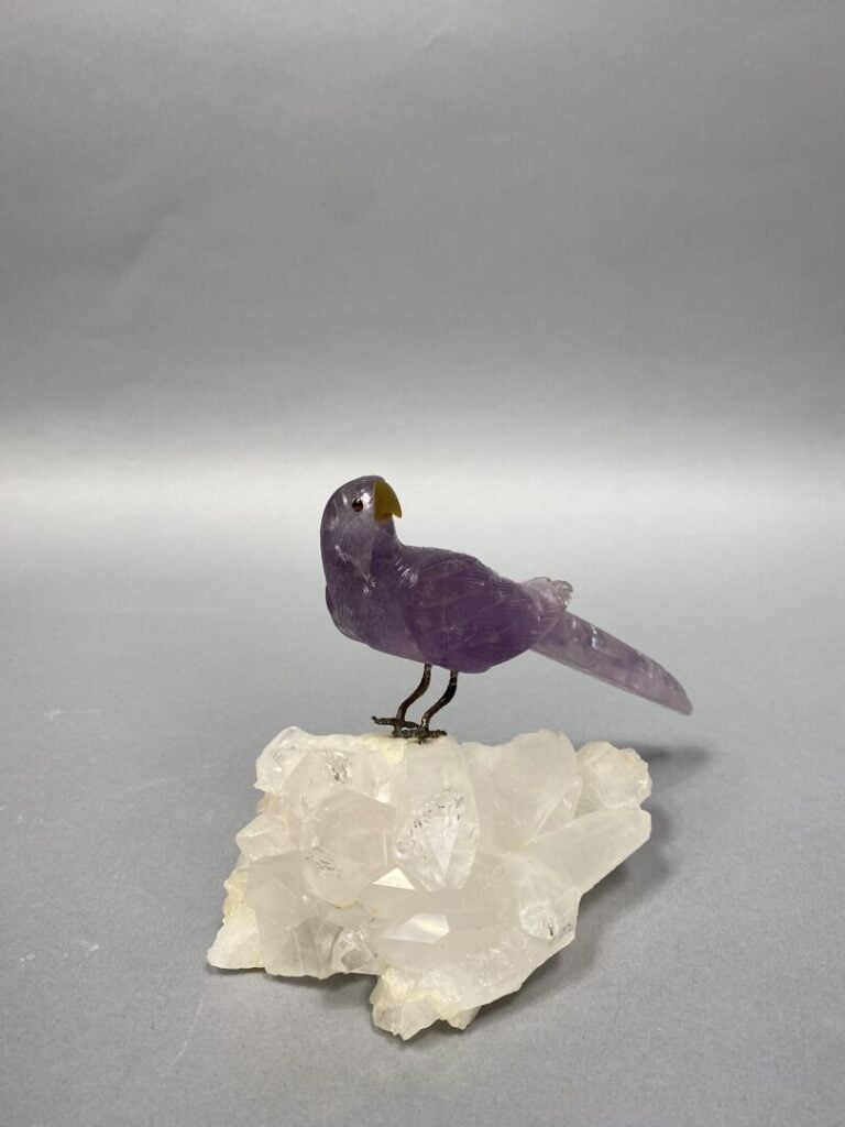 Lot de deux sujets en améthyste et quartz sculptés, représentant un canard et u…