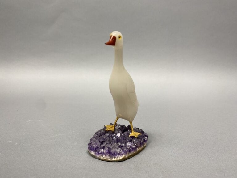 Lot de deux sujets en améthyste et quartz sculptés, représentant un canard et u…