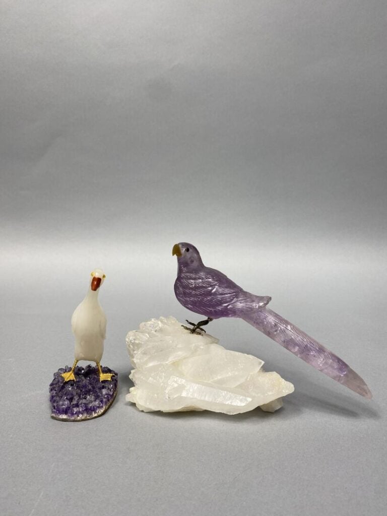 Lot de deux sujets en améthyste et quartz sculptés, représentant un canard et u…