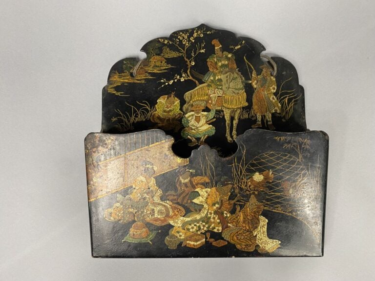Lot de trois porte-lettres en bois noirci à décor peint dans le goût japonais,…