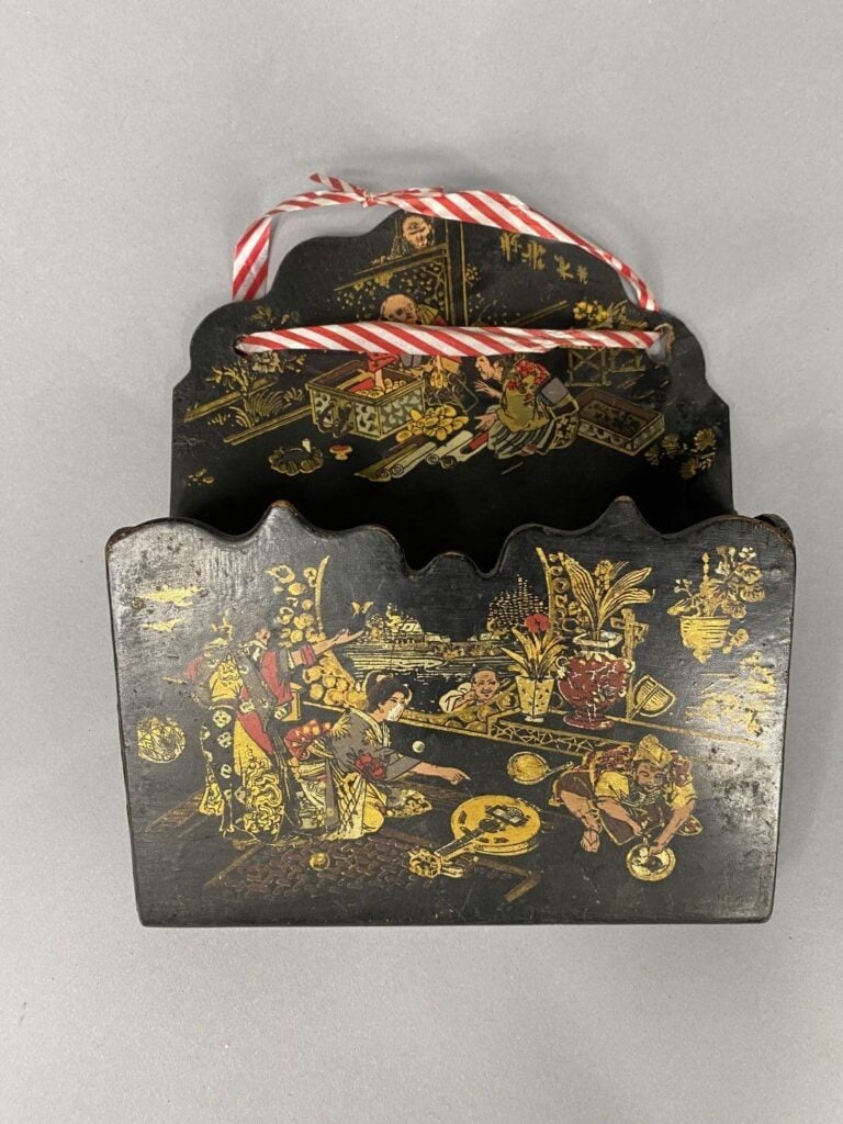 Lot de trois porte-lettres en bois noirci à décor peint dans le goût japonais,…