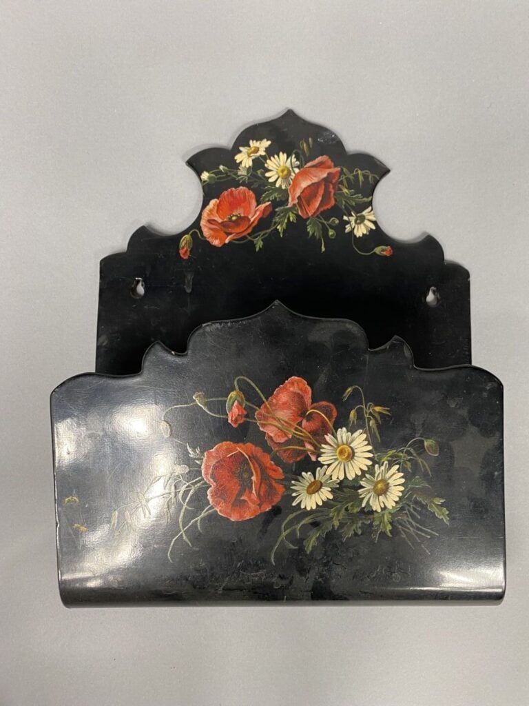 Lot de trois porte-lettres en bois noirci à décor peint dans le goût japonais,…
