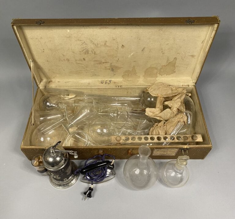 Lot de tubes à essai de chimiste et divers, flacons, machine à vapeur, etc