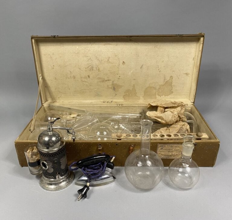 Lot de tubes à essai de chimiste et divers, flacons, machine à vapeur, etc