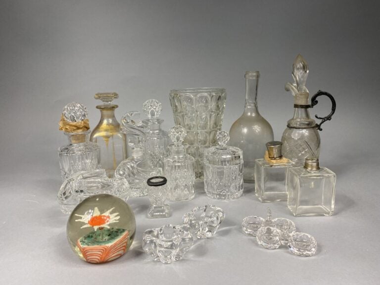 Lot de verrerie comprenant carafes, vase, coupe vide-poche, aiguière, flacons,…