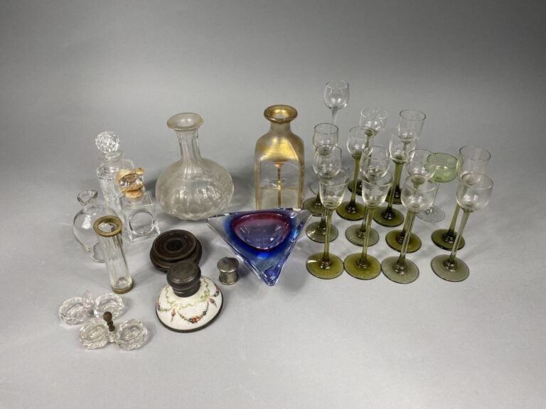 Lot de verrerie comprenant carafes, vase, coupe vide-poche, aiguière, flacons,…