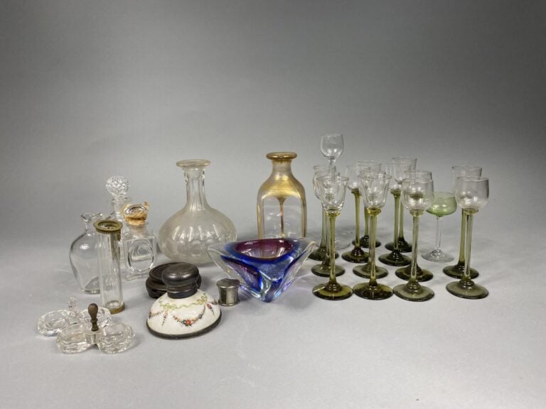 Lot de verrerie comprenant carafes, vase, coupe vide-poche, aiguière, flacons,…