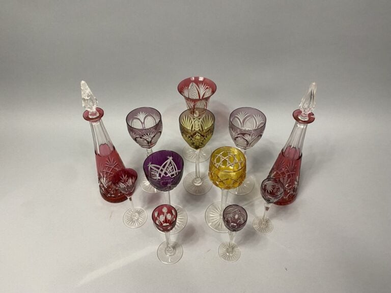 Lot de verrerie comprenant six verres en cristal taillé coloré (différents modè…
