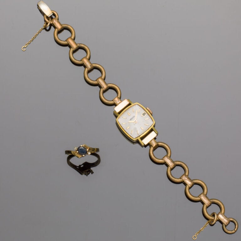 LOT en or jaune (750‰) comprenant : - - BRACELET MONTRE rectangulaire de dame,…
