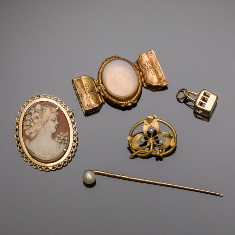 LOT en or jaune et or rose (750‰) ciselé et ajouré, comprenant : - - BROCHE-PEN…