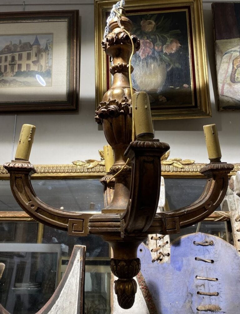 Lustre en bois redoré à quatre bras de lumière, le fût balustre godronné orné d…