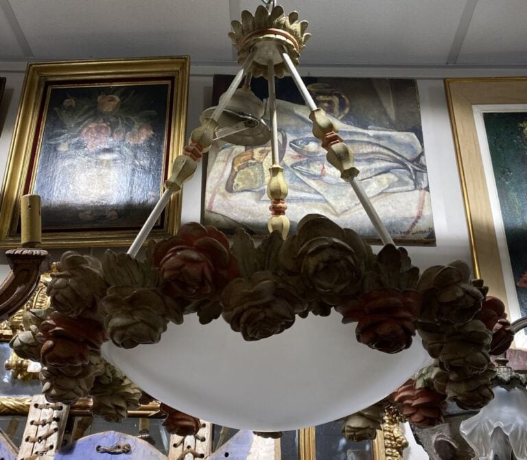 Lustre ornée d'une coupole en verre entourée d'une riche guirlande de fleurs et…